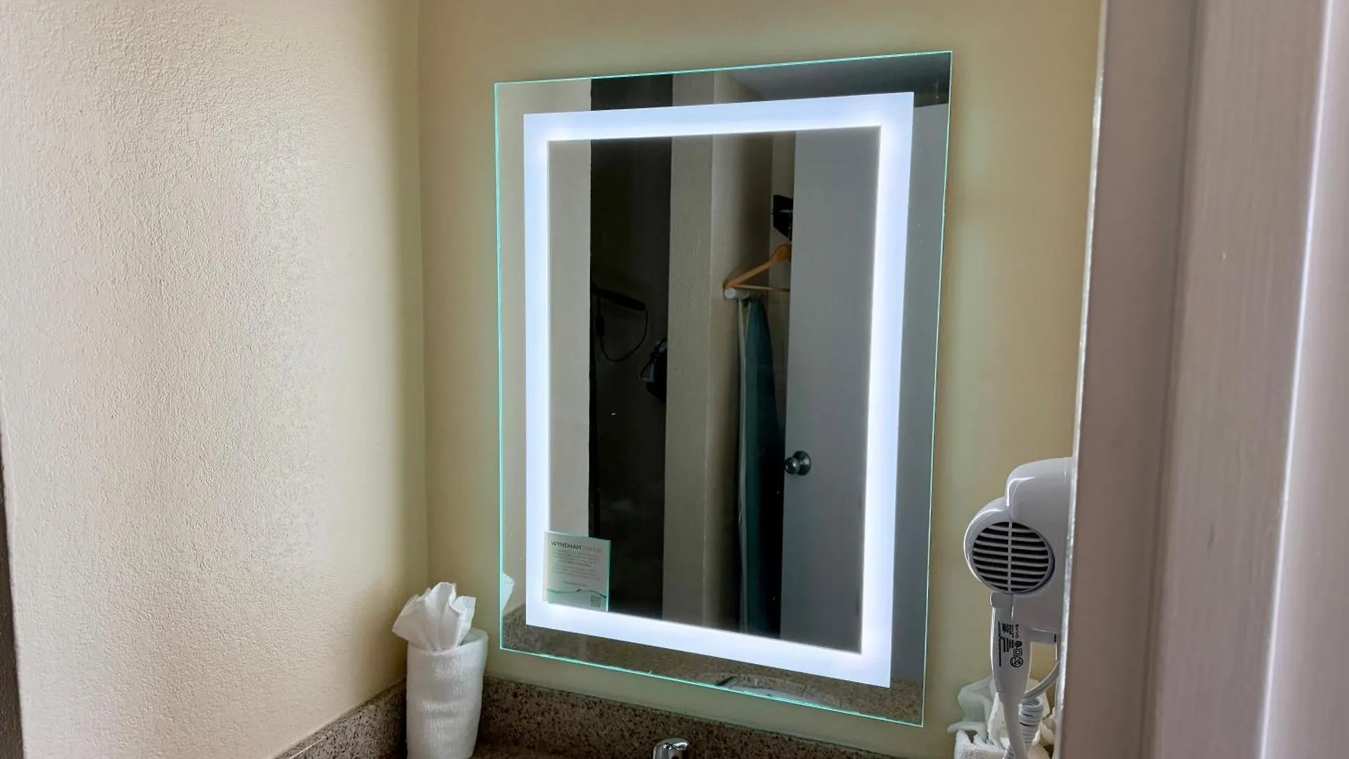 Hotel Travelodge By Wyndham Suites Virginia Beach Oceanfront