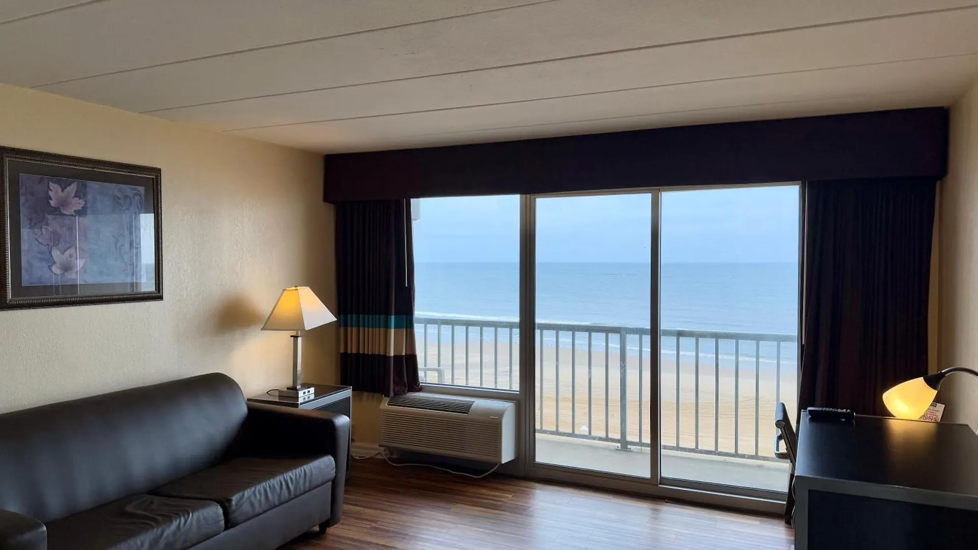 Hotel Travelodge By Wyndham Suites Virginia Beach Oceanfront
